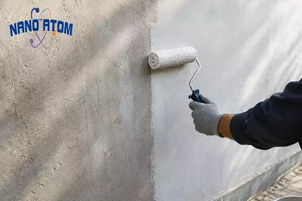 اجرای عایق رطوبتی نانو روی دیوار با غلطک