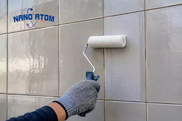اجرای پرایمر مخصوص با غلتک روی سرامیک لعابدار نمای ساختمان
